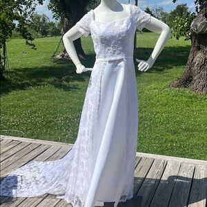 David's Bridal White Buttoned Short Sleeve Square Neck Wedding Gown
